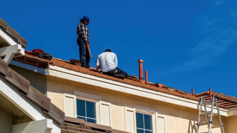 Why a Federal Heat Rule for Roofing Crews Keeps Stalling in Washington